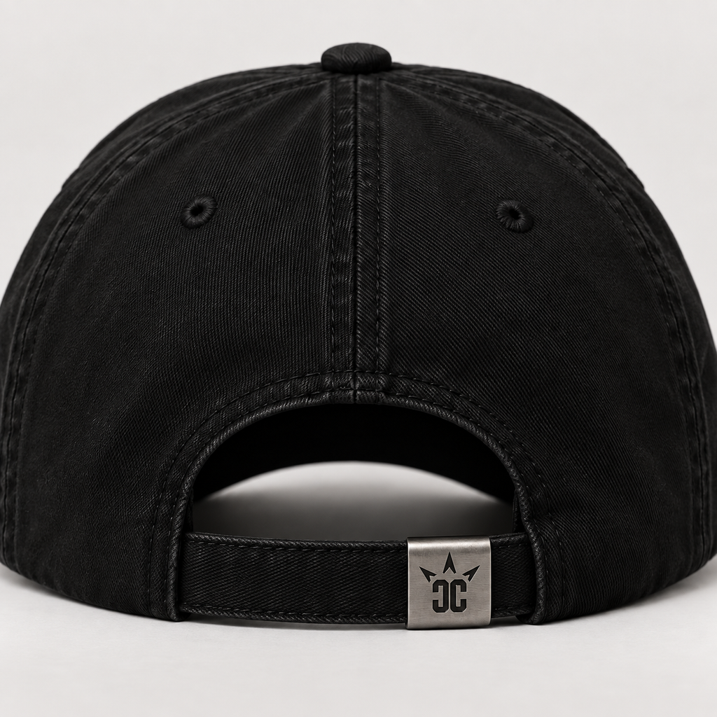 Casquette Classic Logo CROWNED BY CHAOS noire, vue arrière avec détail du fermoir métallique