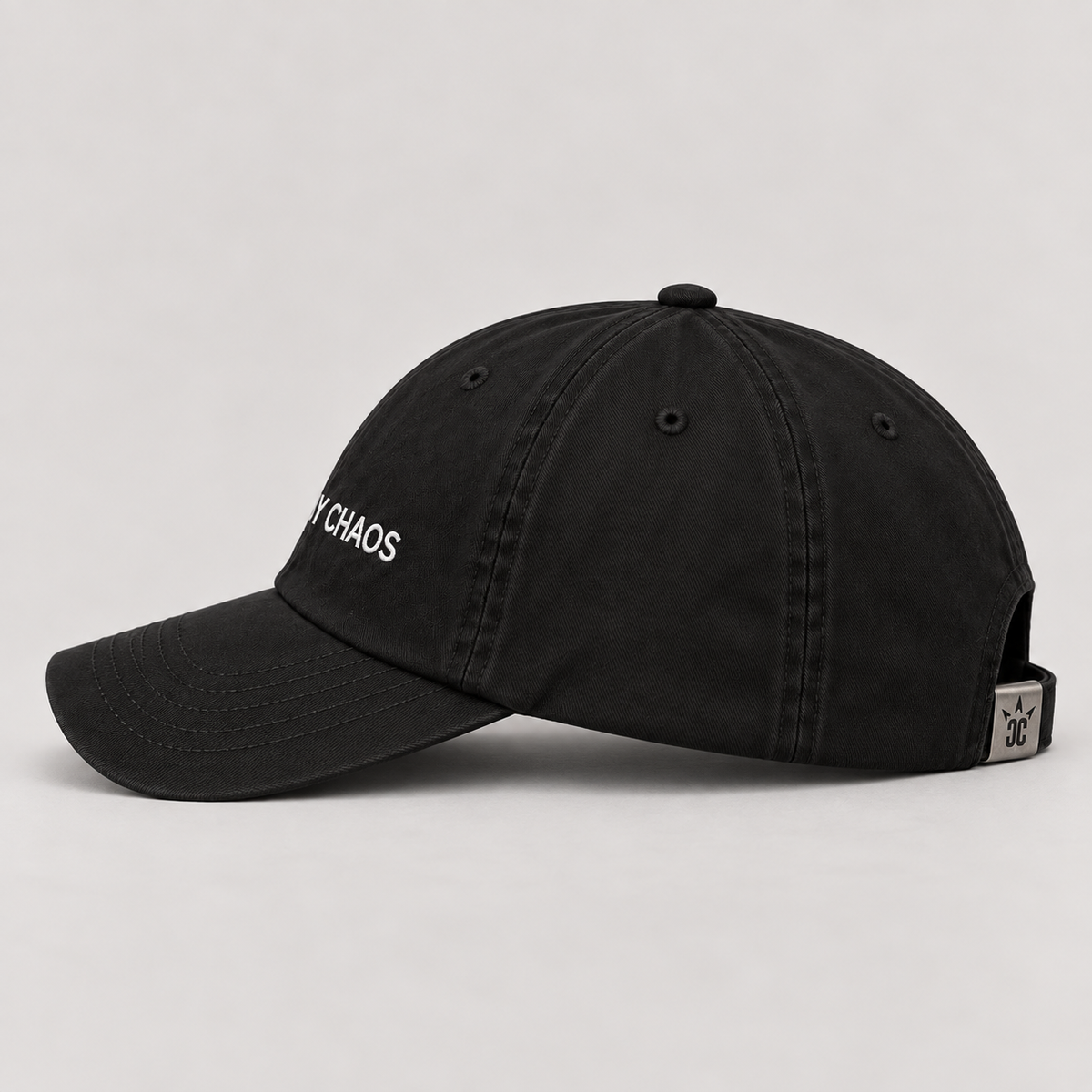 Casquette Classic Logo CROWNED BY CHAOS noire, vue de profil