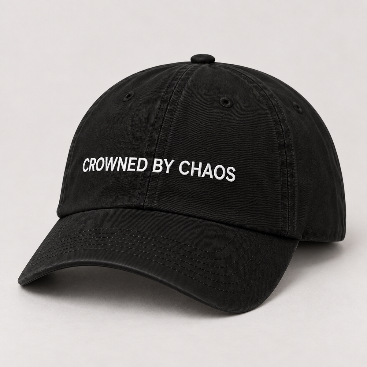 Casquette Classic Logo CROWNED BY CHAOS noire, vue de trois quarts