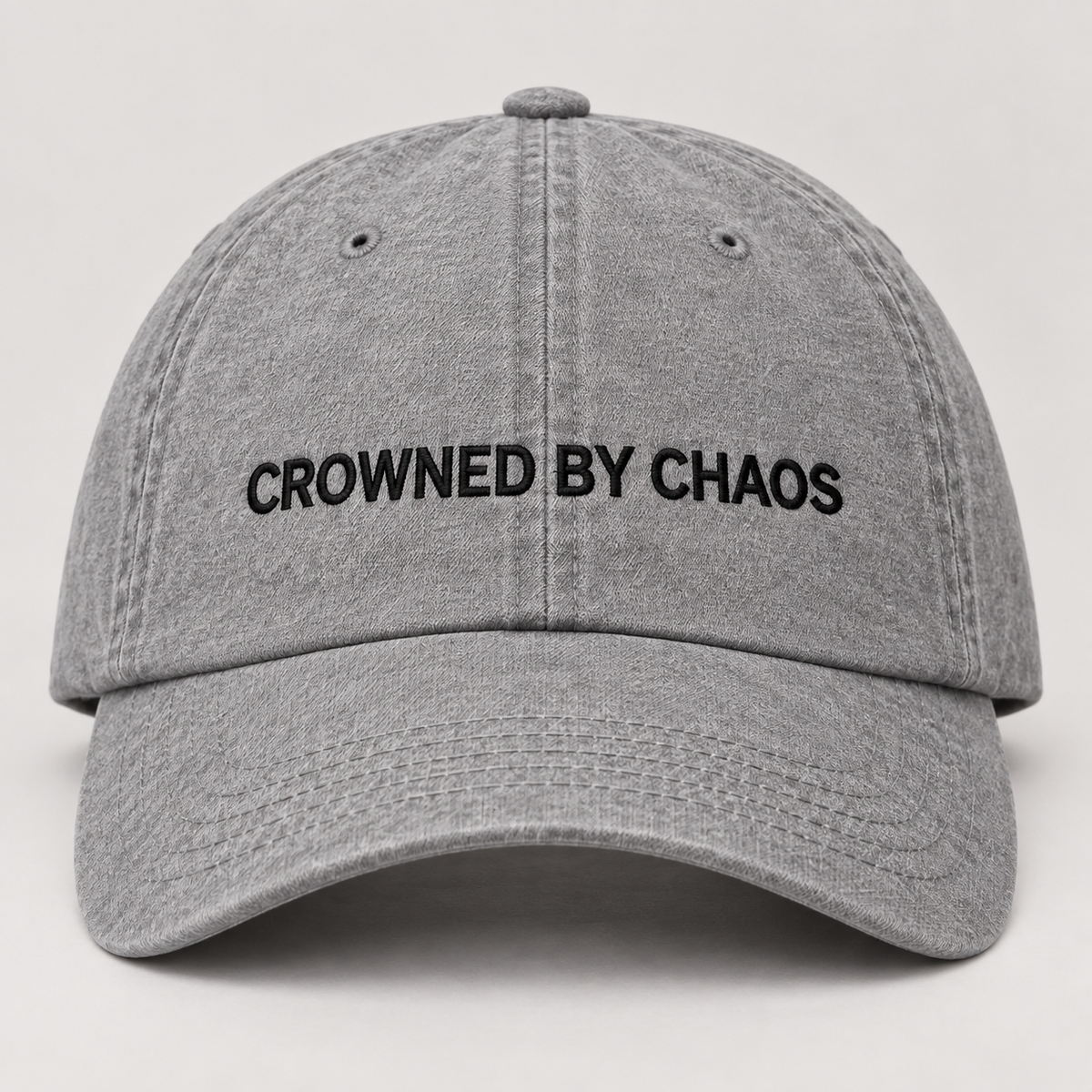 Casquette Classic Logo CROWNED BY CHAOS gris chiné, vue de face avec détail de la broderie