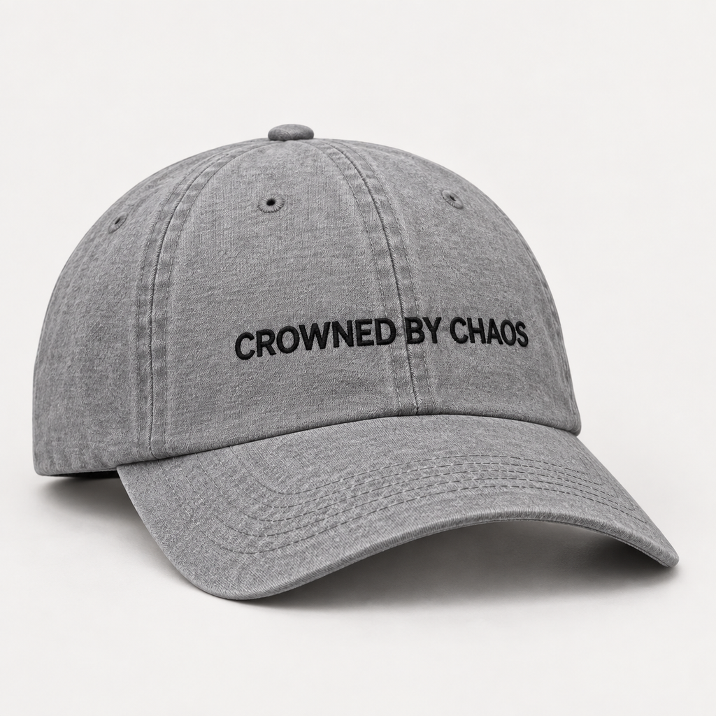 Casquette Classic Logo CROWNED BY CHAOS gris chiné, vue de trois quarts
