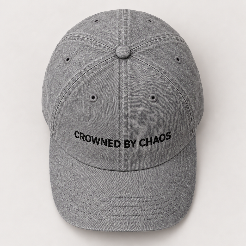 Casquette Classic Logo CROWNED BY CHAOS gris chiné, vue de face avec détail de la broderie