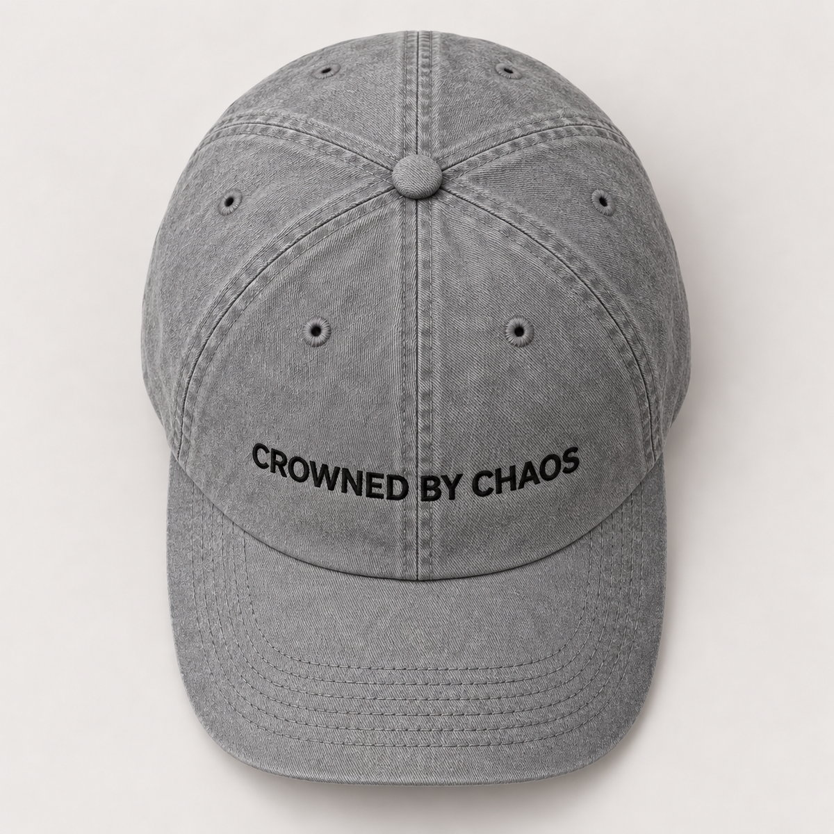 Casquette Classic Logo CROWNED BY CHAOS gris chiné, vue de face avec détail de la broderie