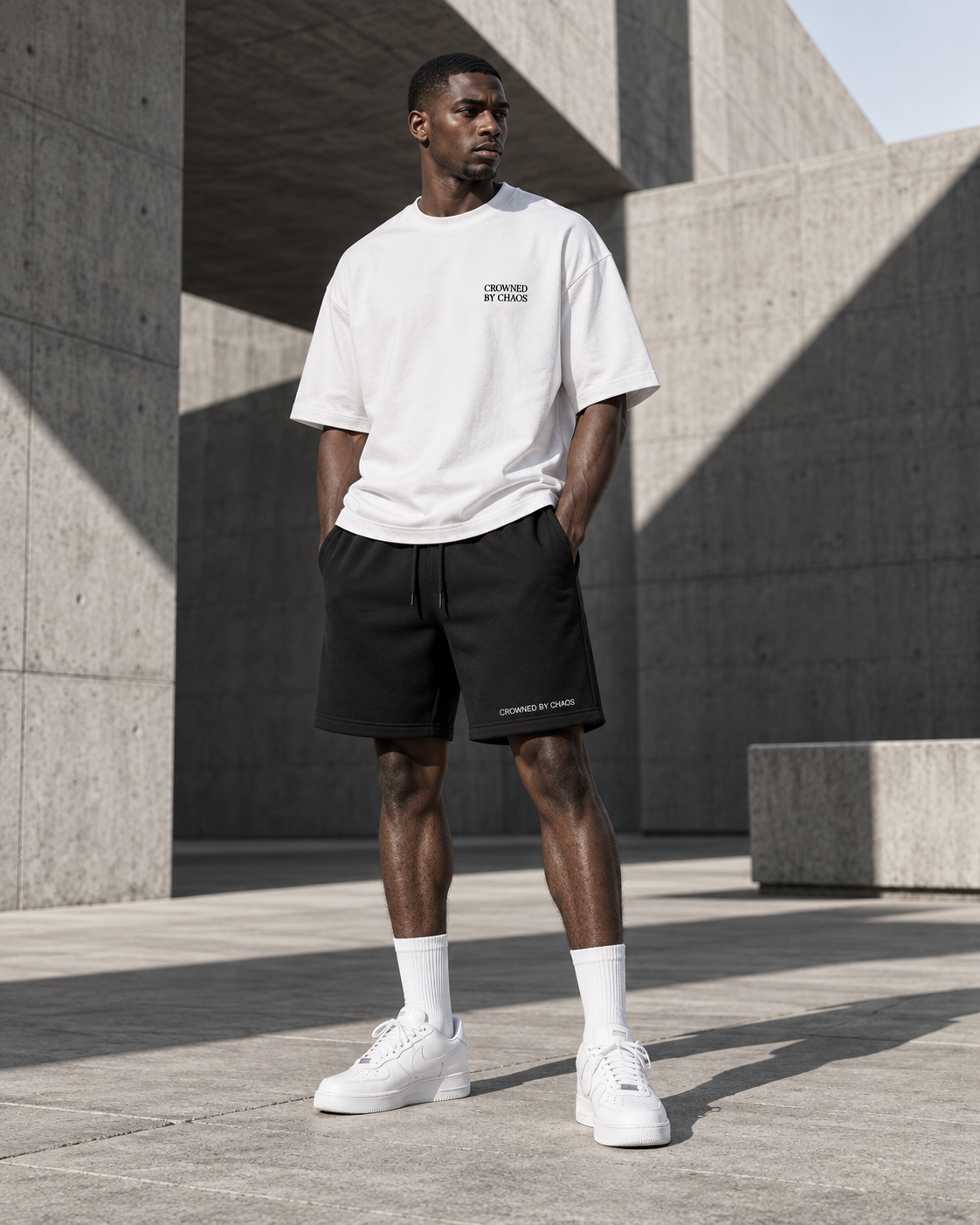 Mannequin portant un T-shirt blanc oversize et un short noir CROWNED BY CHAOS