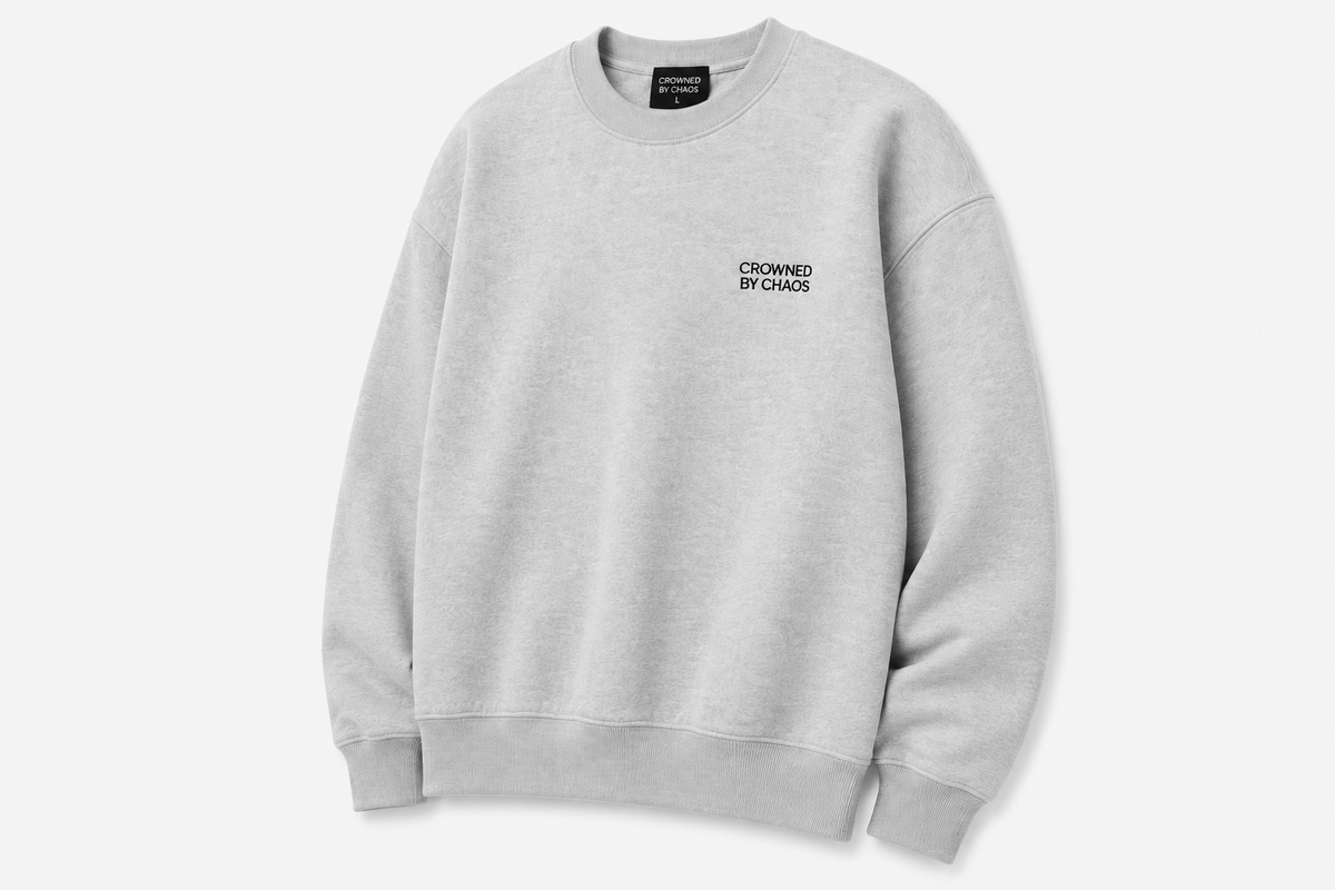 Sweat-shirt à col rond CROWNED BY CHAOS gris chiné – vue trois quarts avant
