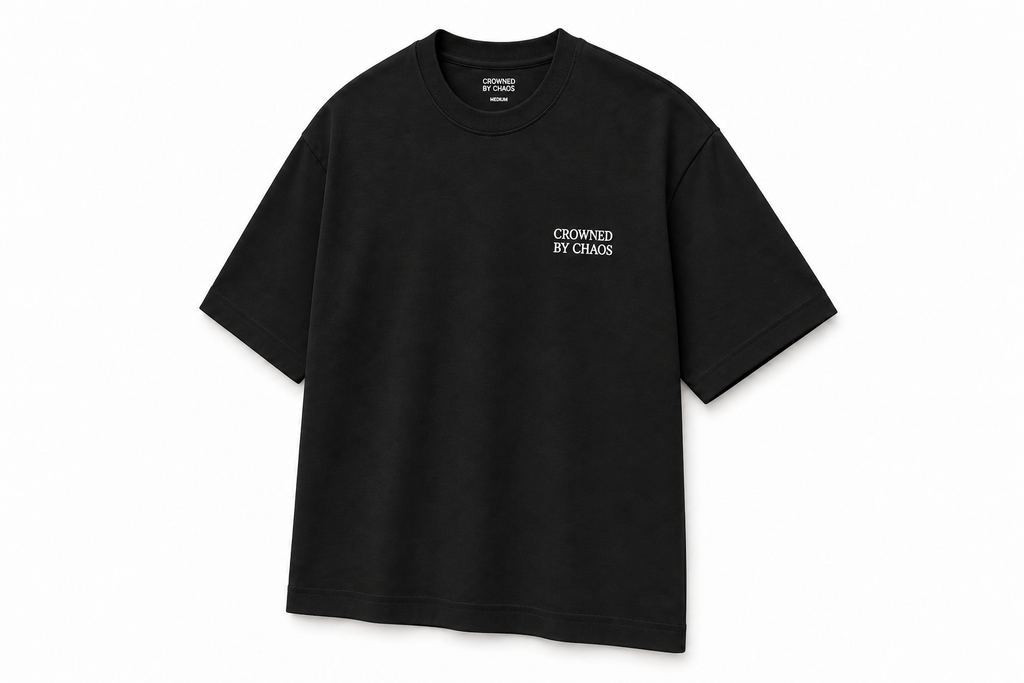 T-shirt oversize CROWNED BY CHAOS noir – vue trois quarts face