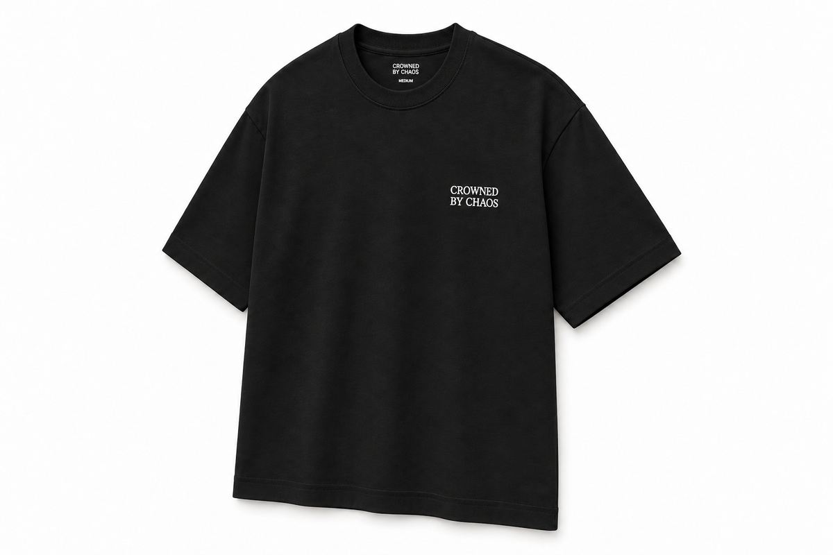 T-shirt oversize CROWNED BY CHAOS noir – vue trois quarts face