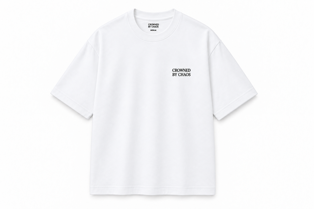 T-shirt oversize CROWNED BY CHAOS blanc pur – vue de face