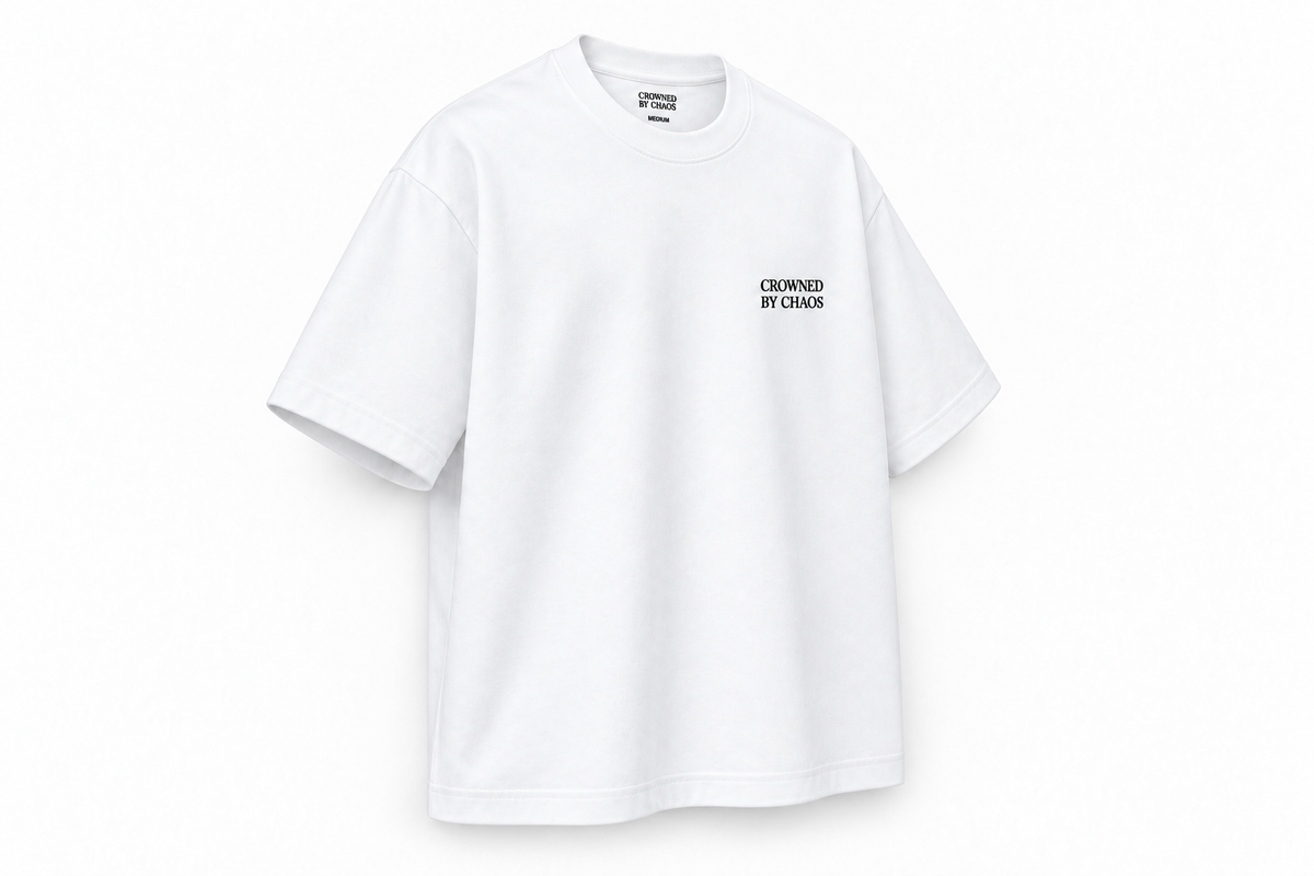 T-shirt oversize CROWNED BY CHAOS blanc pur – vue trois quarts avan