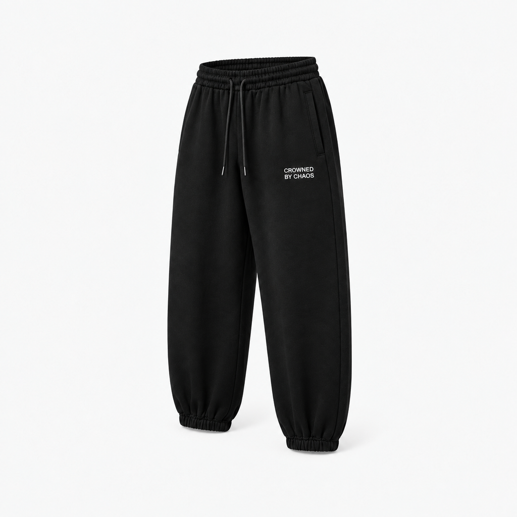 Pantalon de survêtement CROWNED BY CHAOS noir – vue trois quarts avant