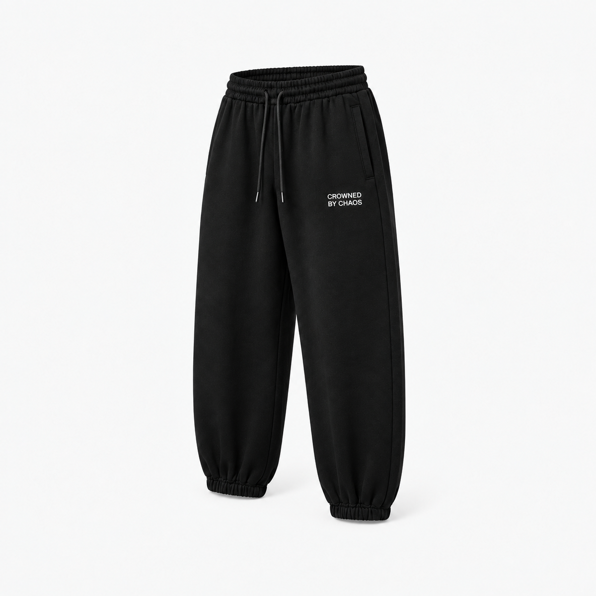 Pantalon de survêtement CROWNED BY CHAOS noir – vue trois quarts avant
