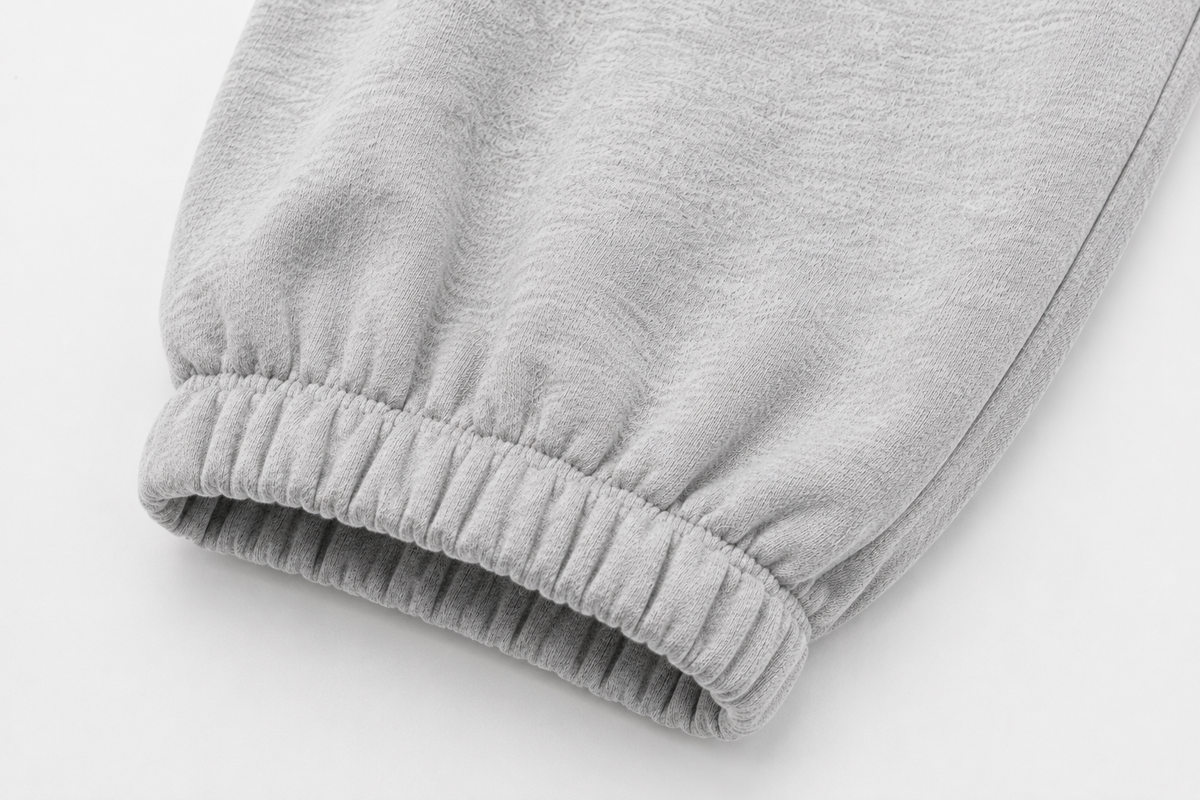 Détail des chevilles élastiquées du pantalon CROWNED BY CHAOS gris chiné