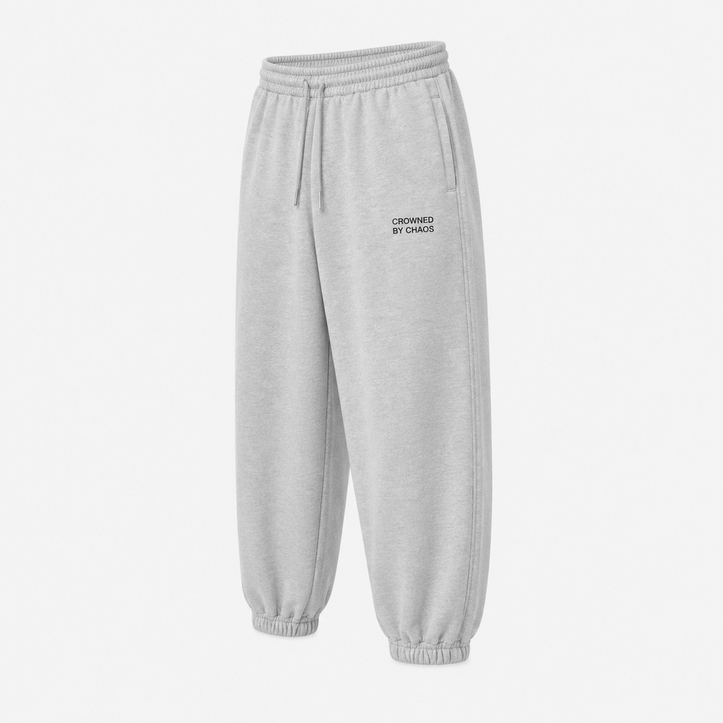 Pantalon de survêtement CROWNED BY CHAOS gris chiné – vue trois quarts avant