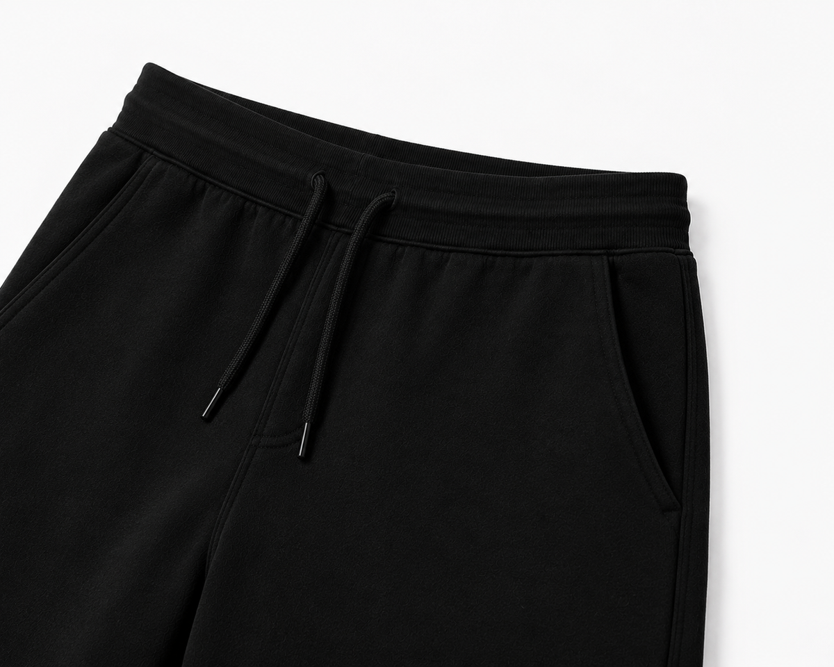 Détail de la taille élastiquée et du cordon du short CROWNED BY CHAOS noir
